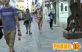 mulher nua em local publico pelada